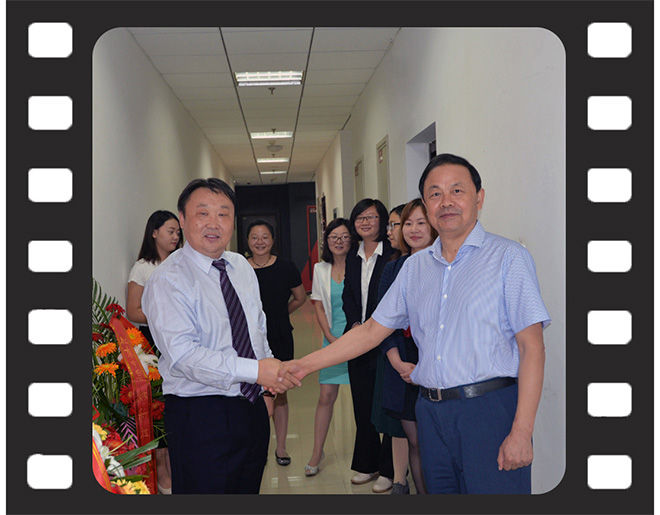 两会长握手照片